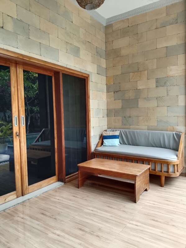 Minibar, escritorio, wifi gratis y ropa de cama 