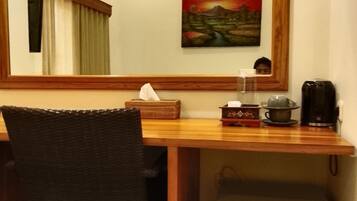 Minibar, una scrivania, Wi-Fi gratuito, lenzuola