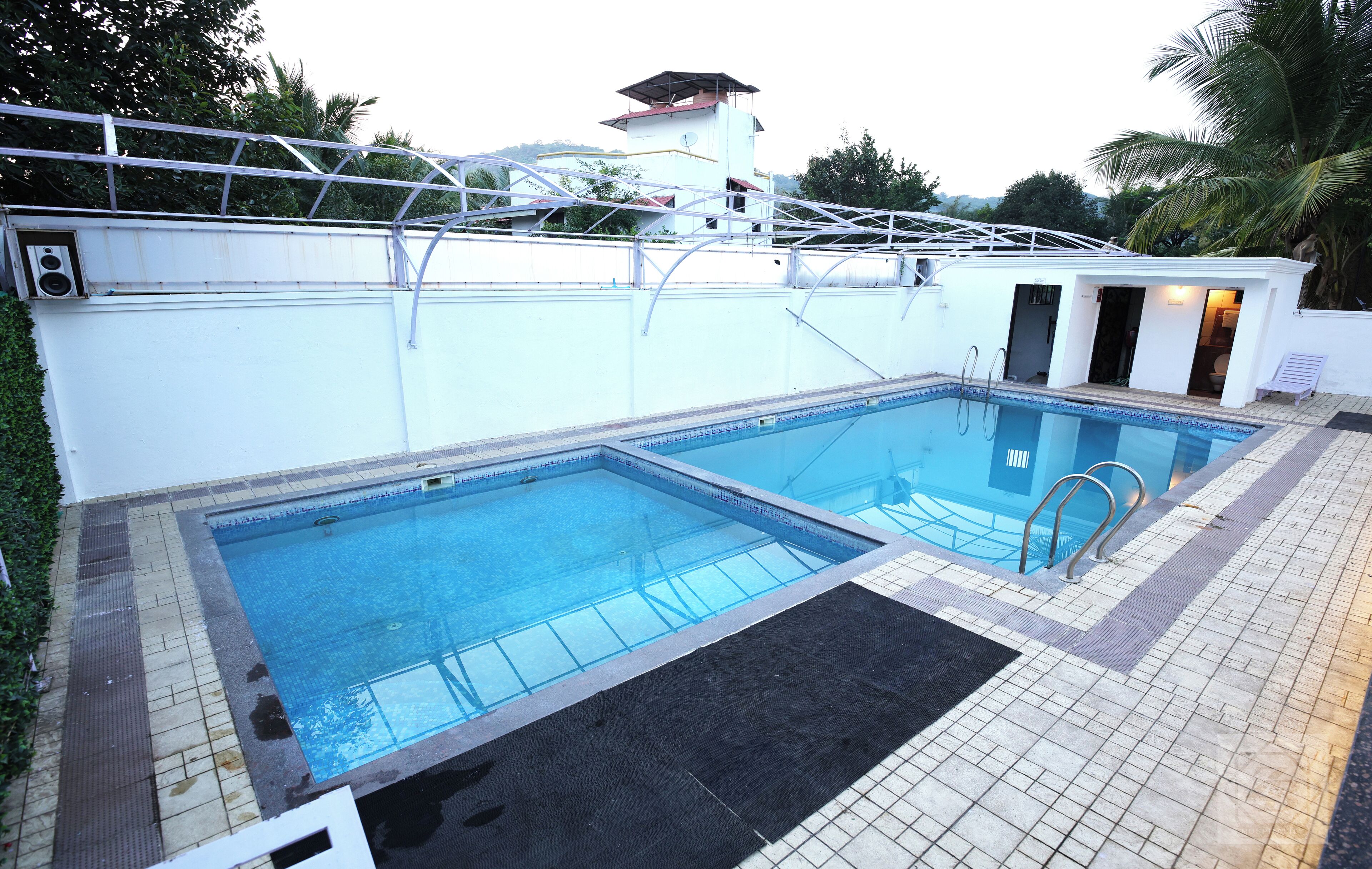 สระว่ายน้ำกลางแจ้งเปิดตามฤดูกาล