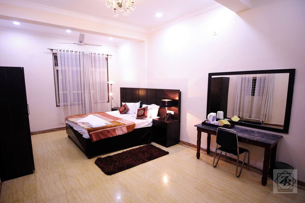 Family Room, Balcony, Mountain View