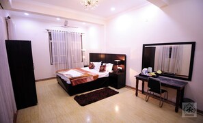 Family Room, Balcony, Mountain View - Rose Garden Resort DAULATABAD FORT (Chhatrapati Sambhajinagar)