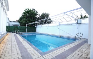 Una piscina al aire libre de temporada