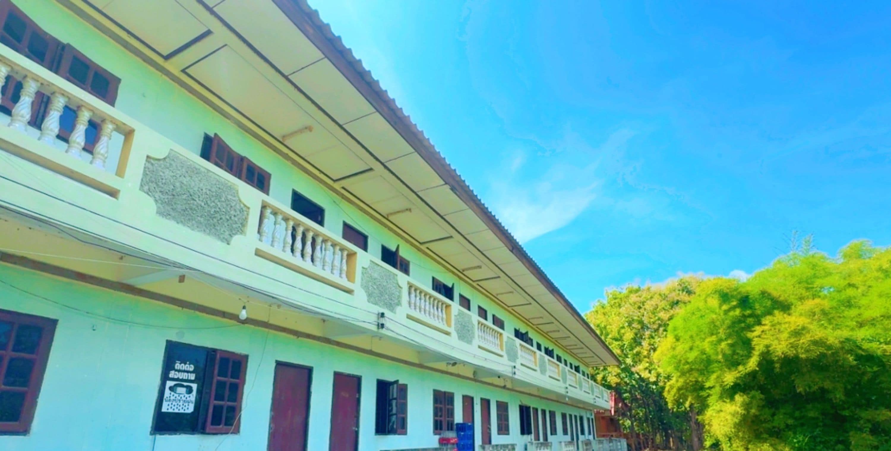Un edificio de varios pisos con balcones y ventanas, probablemente un hotel o edificio residencial.