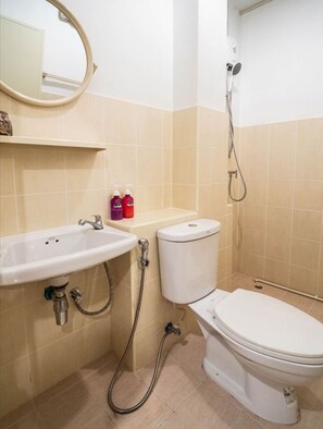 Shower, rainfall showerhead, free toiletries, towels - OYO 75597 The Tewsone Resort (Sukhothai)