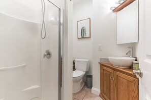 Shower, hair dryer, towels, soap - Heart of Downtown OC- Steps to Shopping, Eating, Beach, Boardwalk. On Asbury (Ocean City)