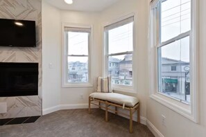 Smart TV, books - Heart of Downtown OC- Steps to Shopping, Eating, Beach, Boardwalk. On Asbury (Ocean City)