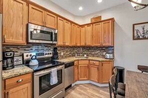 Fridge, microwave, oven, stovetop - Heart of Downtown OC- Steps to Shopping, Eating, Beach, Boardwalk. On Asbury (Ocean City)