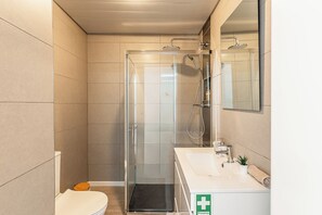 Sèche-cheveux, serviettes fournies, savon, papier toilette