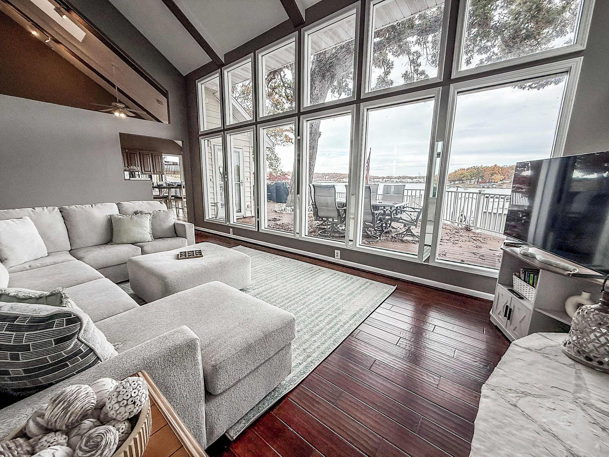 Smart TV, lareira, DVD player