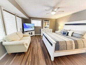 5 bedrooms, iron/ironing board, free WiFi, bed sheets - Luxury Lakefront home with Million Dollar Views, 5 Bedroom, 3 Bathroom, Private Dock, Lakefront Decks, Grill, Kayaks, Gourmet Kitchen, Walkin Shower, Panoramic Lakeviews, Sleeps 16PP (SUNRISE BEACH)