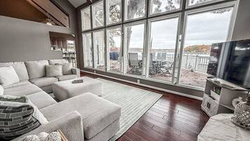 Smart TV, fireplace, DVD player