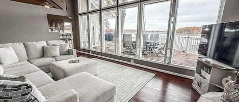 Smart-tv, een open haard en een dvd-speler