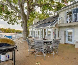 Outdoor dining - Luxury Lakefront home with Million Dollar Views, 5 Bedroom, 3 Bathroom, Private Dock, Lakefront Decks, Grill, Kayaks, Gourmet Kitchen, Walkin Shower, Panoramic Lakeviews, Sleeps 16PP (SUNRISE BEACH)