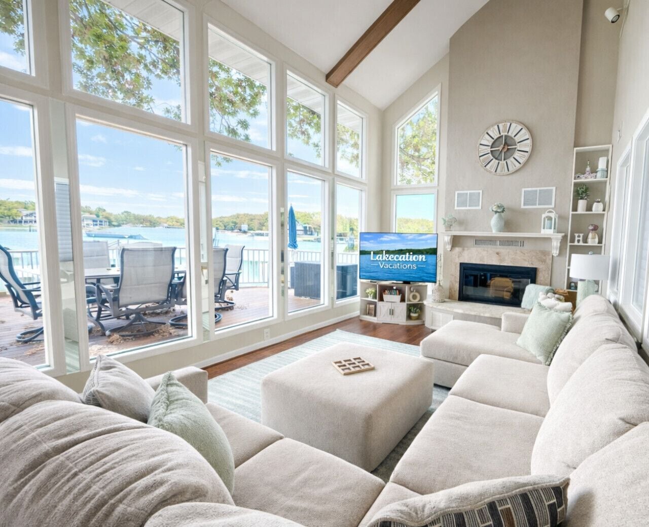 Een smart-tv, een open haard en een dvd-speler