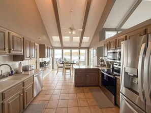 Kylskåp, mikrovågsugn, ugn och spishäll