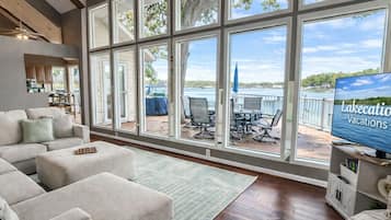 Een smart-tv, een open haard en een dvd-speler