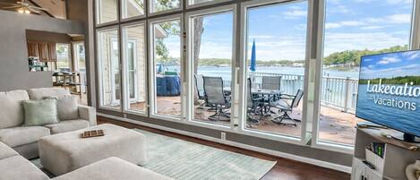 Smart TV, caminetto, lettore DVD