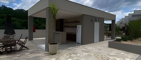 ベーシック アパートメント | 屋外ダイニングエリア