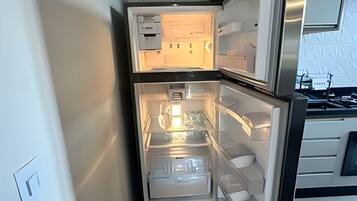 Basic Apartment | Private kitchen | Full-sized fridge, microwave, oven, stovetop