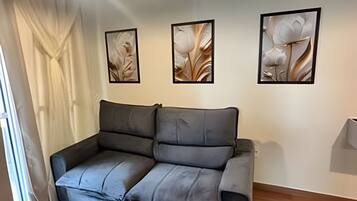 Basic-Apartment | Wohnbereich | Flachbildfernseher