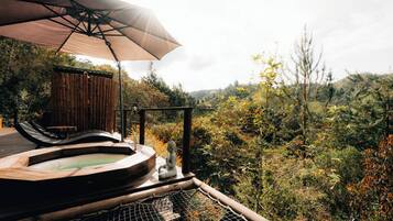 Outdoor spa tub