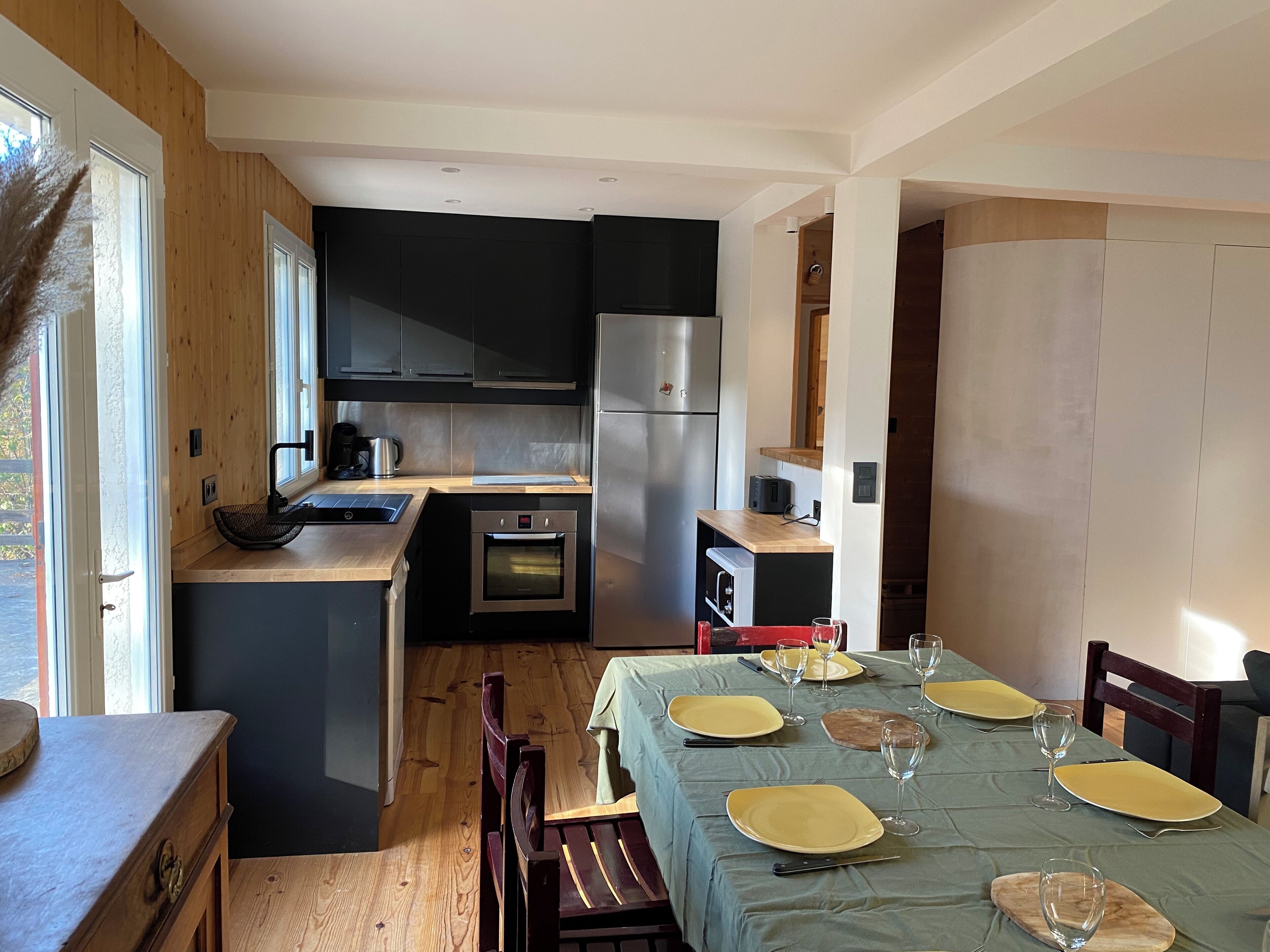 Réfrigérateur, micro-ondes, four, plaque de cuisson