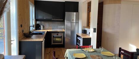 Geladeira, micro-ondas, fogão, cooktop