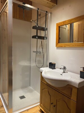 Shower, hair dryer - Mountain house in Petches 8/10 pers (Ax-les-Thermes)