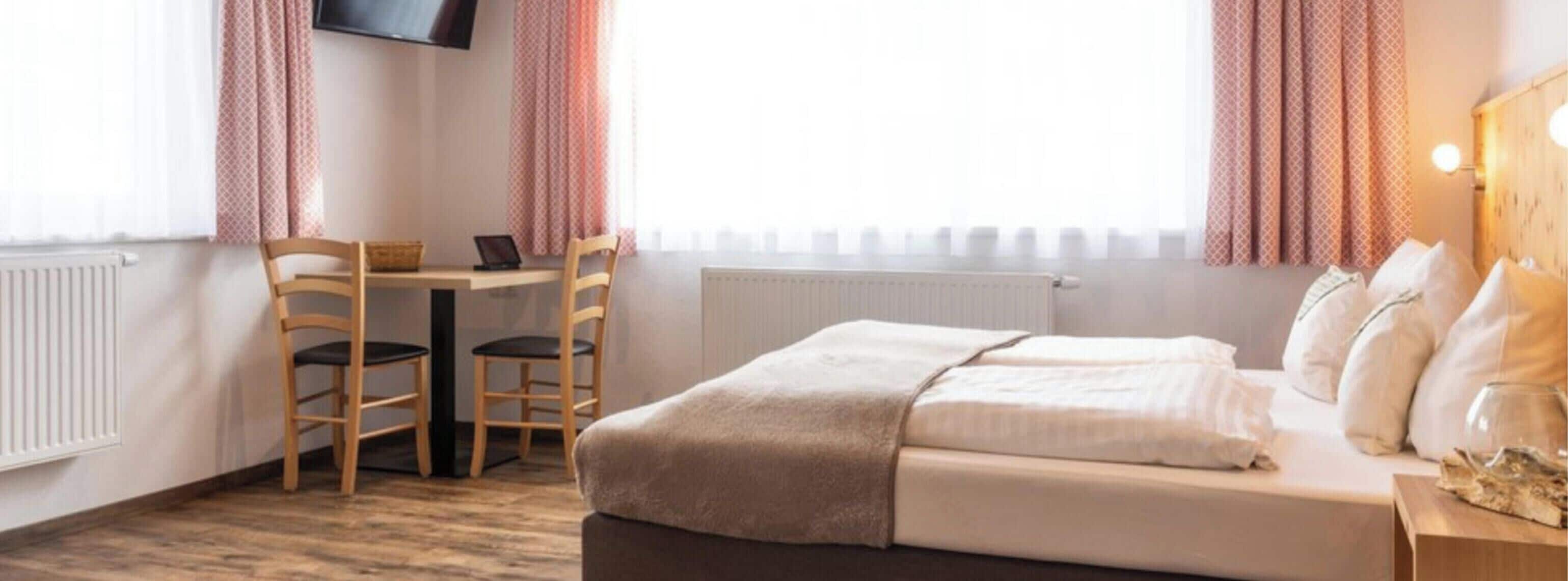 Basic-Studio, 1 Queen-Bett, mit Bad, Bergblick | Zimmersafe, individuell dekoriert, individuell eingerichtet