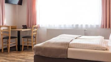 Estúdio básico, 1 cama Queen, suíte, vista para a montanha | Cofres nos quartos, individualmente decorados