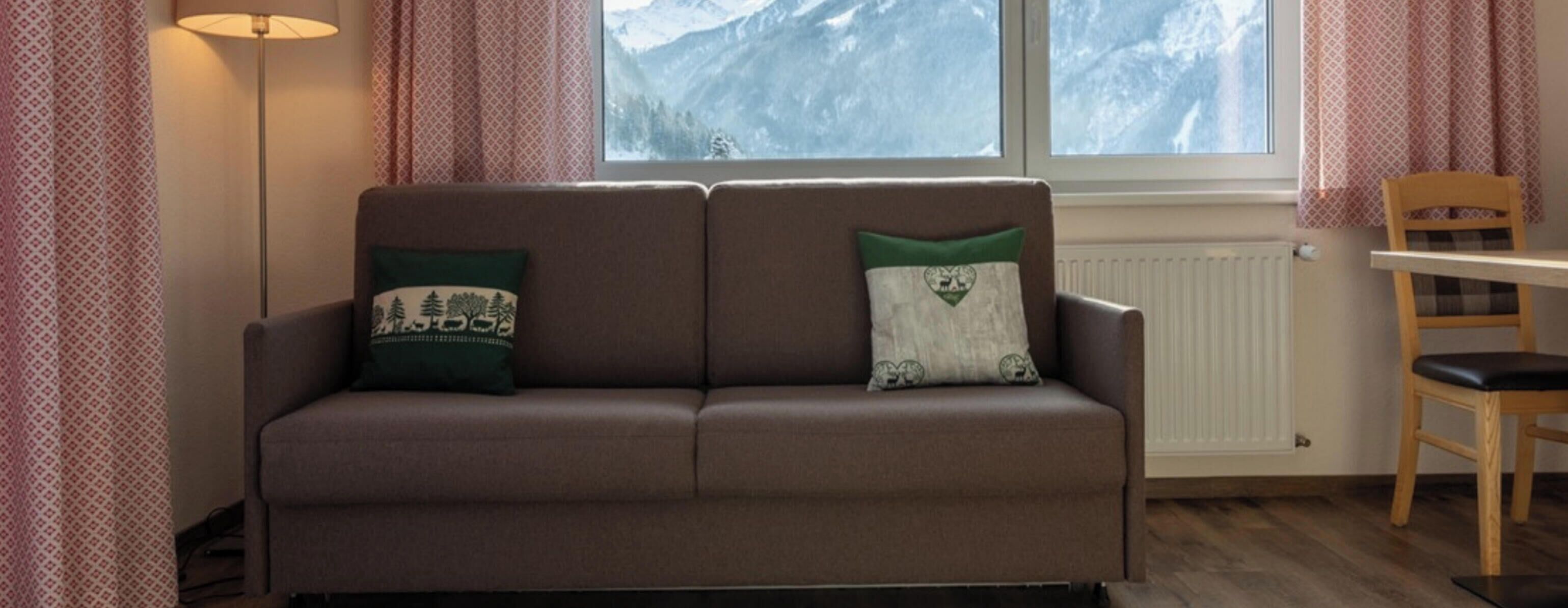 ซูพีเรียอพาร์ทเมนท์, เตียงคิงไซส์ 1 เตียง และโซฟาเบด, ระเบียง, วิวภูเขา | ตู้นิรภัยในห้องพัก, ห้องพักตกแต่งอย่างมีเอกลักษณ์, ตกแต่งพิเศษโดยเฉพาะ