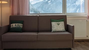 Apartamento superior, 1 cama King e sofá-cama, sacada, vista para a montanha | Cofres nos quartos, individualmente decorados