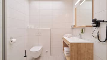 Comfort appartement, meerdere bedden, uitzicht op bergen | Badkamer | Een douche, een haardroger, handdoeken, zeep