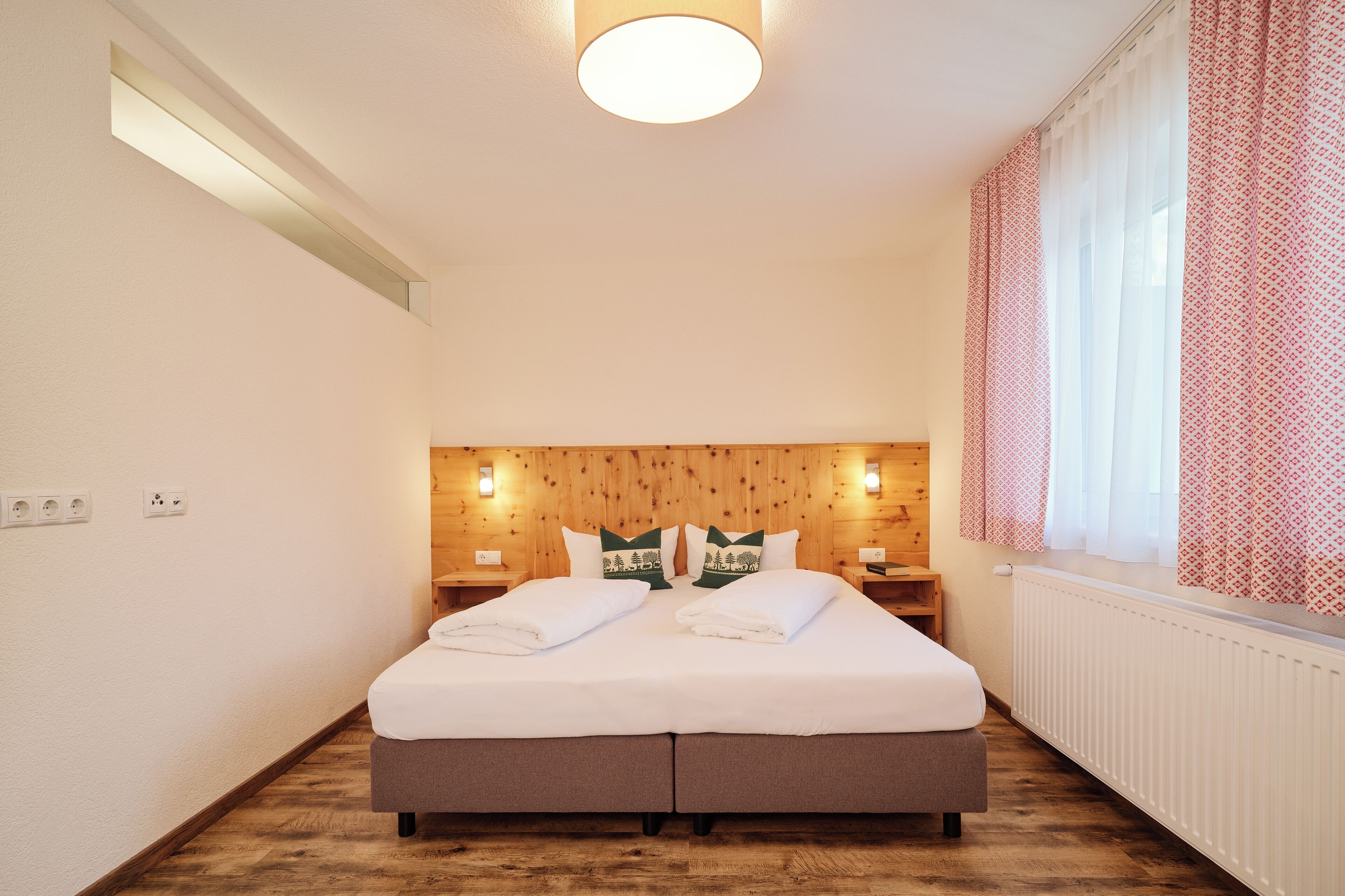 Superior-Apartment, 1 King-Bett und Schlafsofa, Balkon, Bergblick | Zimmersafe, individuell dekoriert, individuell eingerichtet