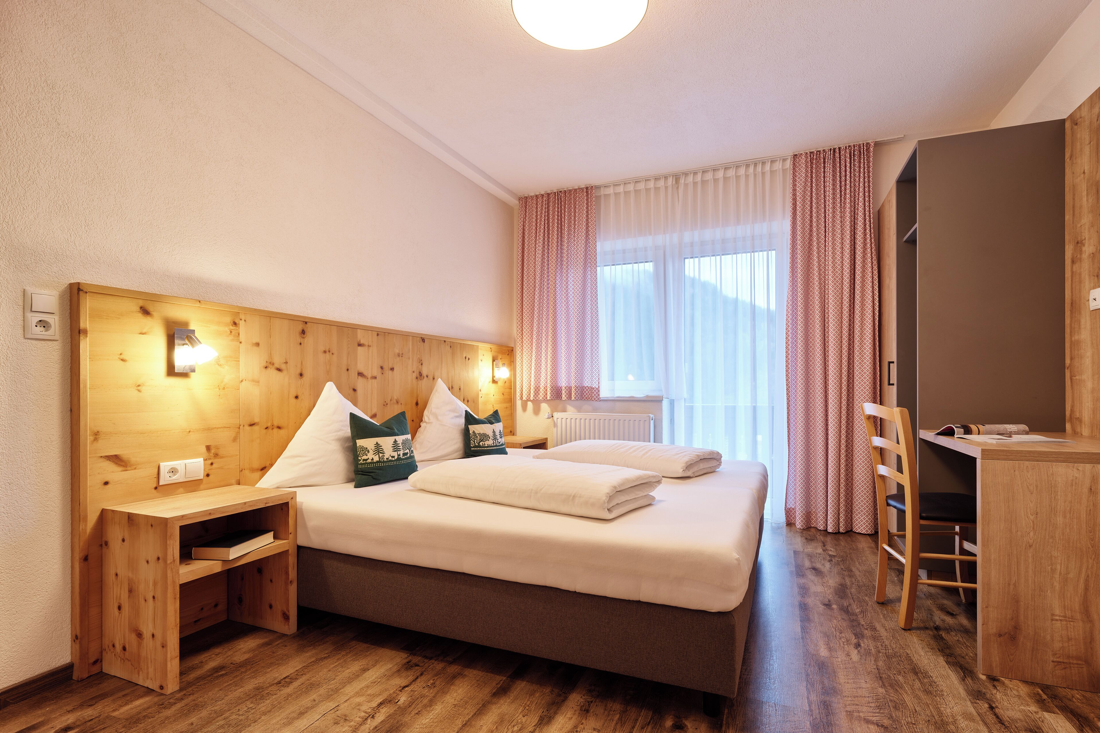 Grand appartement, meerdere bedden, balkon, uitzicht op bergen | Een kluis op de kamer, individueel gedecoreerd, individueel gemeubileerd