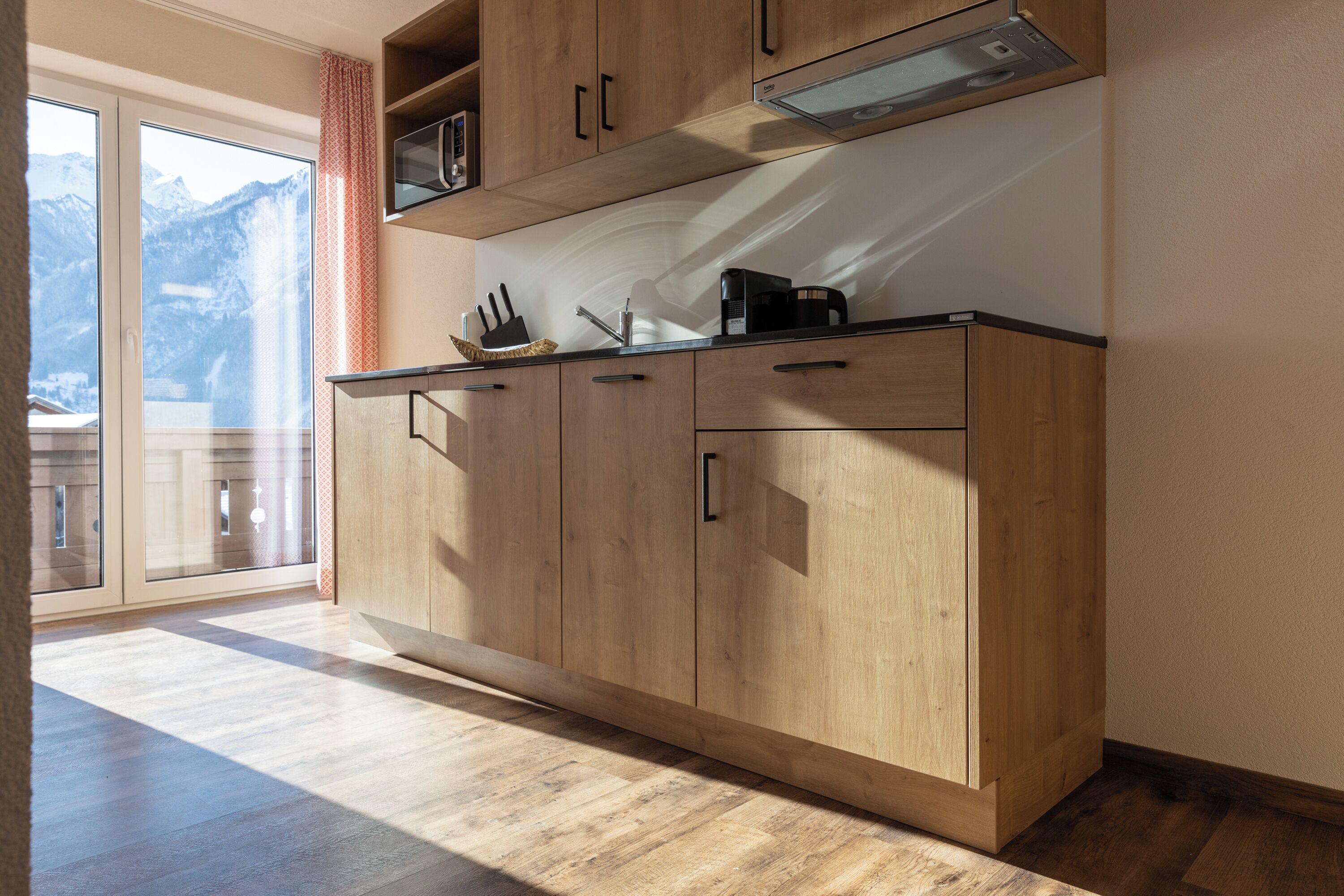 Apartamento superior, 1 cama King e sofá-cama, sacada, vista para a montanha | Área de estar | TV de tela plana 29 polegadas com canais via satélite