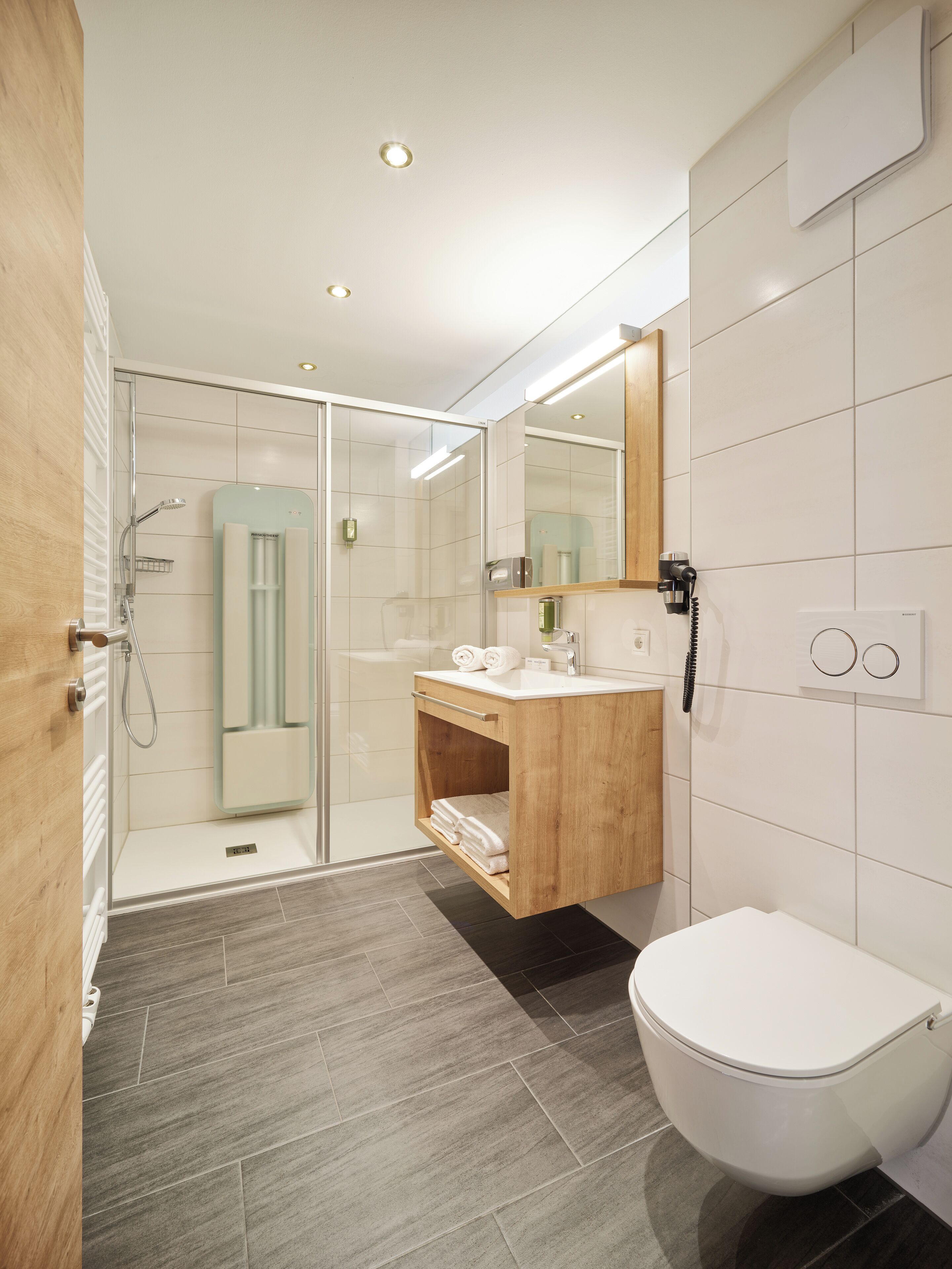 Superior-Apartment, 1 King-Bett und Schlafsofa, Balkon, Bergblick | Badezimmer | Dusche, Haartrockner, Handtücher, Seife