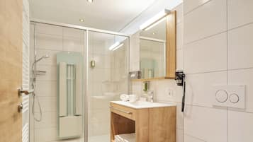 Superior appartement, 1 kingsize bed met slaapbank, balkon, uitzicht op bergen | Badkamer | Een douche, een haardroger, handdoeken, zeep