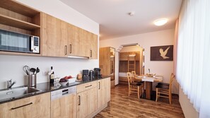 Refrigerador con freezer, microondas, placa de cocina, cafetera expreso