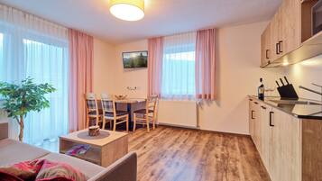 Apartemen Superior, 1 Tempat Tidur King dengan tempat tidur Sofa, balkon, pemandangan gunung | Dapur pribadi | Lemari es besar, microwave, kompor, dan mesin espresso