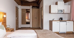 Basic Studio, 1 Queen Bed, Ensuite, Mountain View | In-room dining