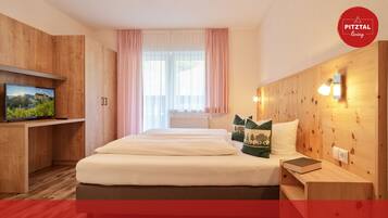 Grand-Apartment, Mehrere Betten, Balkon, Bergblick | Zimmersafe, kostenlose Babybetten, kostenloses WLAN