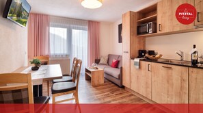 Departamento superior, 1 cama King size y sofá cama, balcón, vista a la montaña | Cocina privada | Refrigerador con congelador, parrilla de estufa y lavavajillas