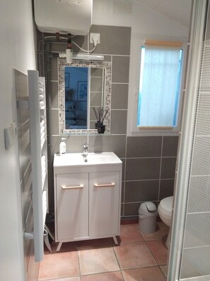 Shower, hair dryer, towels, soap - Detached studio with wooded garden, close to shops and beaches (Six-Fours-les-Plages)