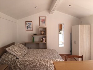 Iron/ironing board, free WiFi, bed sheets - Detached studio with wooded garden, close to shops and beaches (Six-Fours-les-Plages)