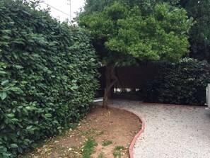 Property grounds - Detached studio with wooded garden, close to shops and beaches (Six-Fours-les-Plages)