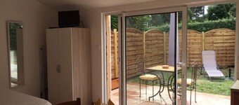Detached studio with wooded garden, close to shops and beaches