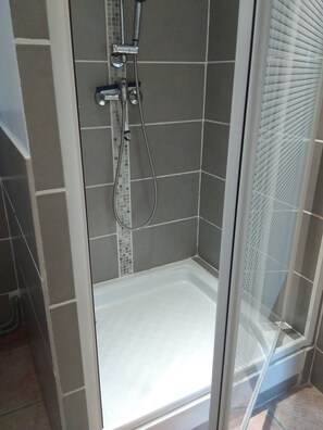 Shower, hair dryer, towels, soap - Detached studio with wooded garden, close to shops and beaches (Six-Fours-les-Plages)
