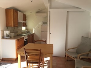 Coffee/tea maker, fridge, microwave, oven - Detached studio with wooded garden, close to shops and beaches (Six-Fours-les-Plages)