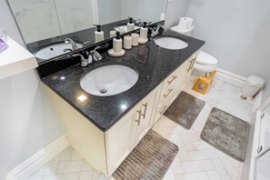 Een douche, een haardroger, handdoeken